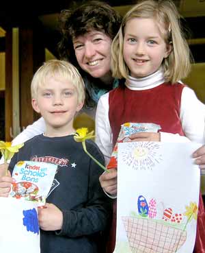 Hotspot Biz-Life Leiterin Marina Fuhrmann mit den gl&uuml;cklichen Gewinnern des Malwettbewerbes vom ALSTER BUSINESS CLUB